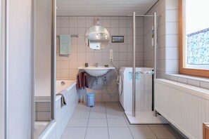Secador de cabelo, toalhas de banho, sabonete, papel higiênico