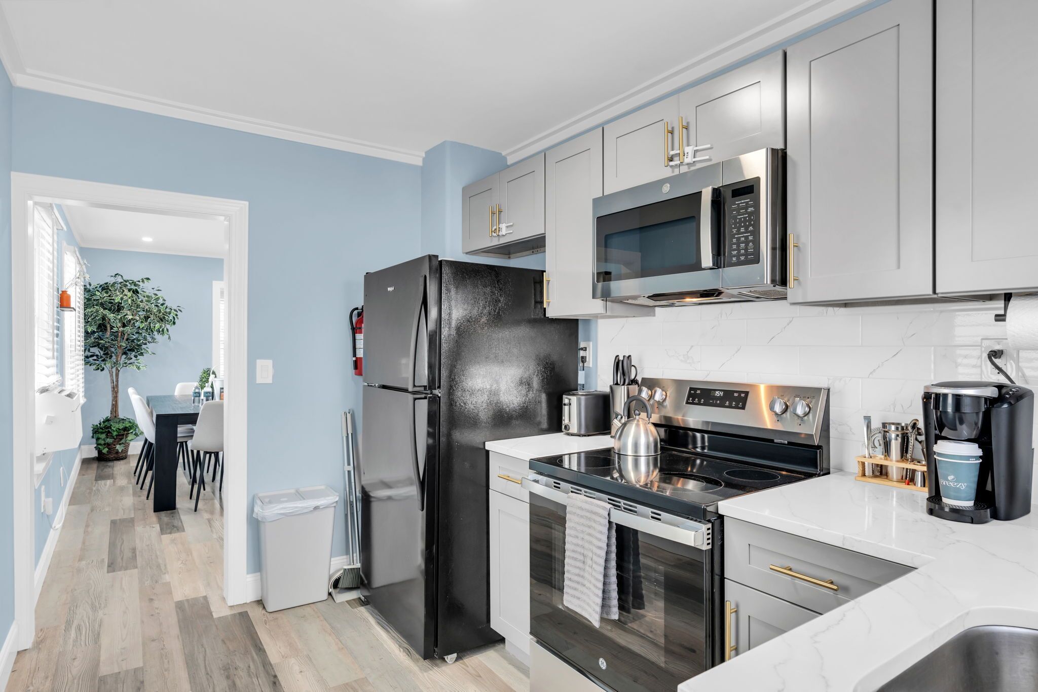 Coffee/tea maker, fridge, microwave, stovetop