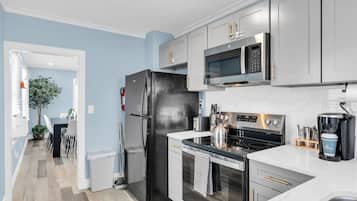 Coffee/tea maker, fridge, microwave, stovetop