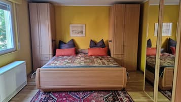 Iron/ironing board, WiFi, bed sheets