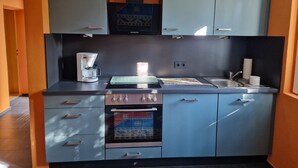 Cafetera y tetera, refrigerador, horno y parrilla de estufa 