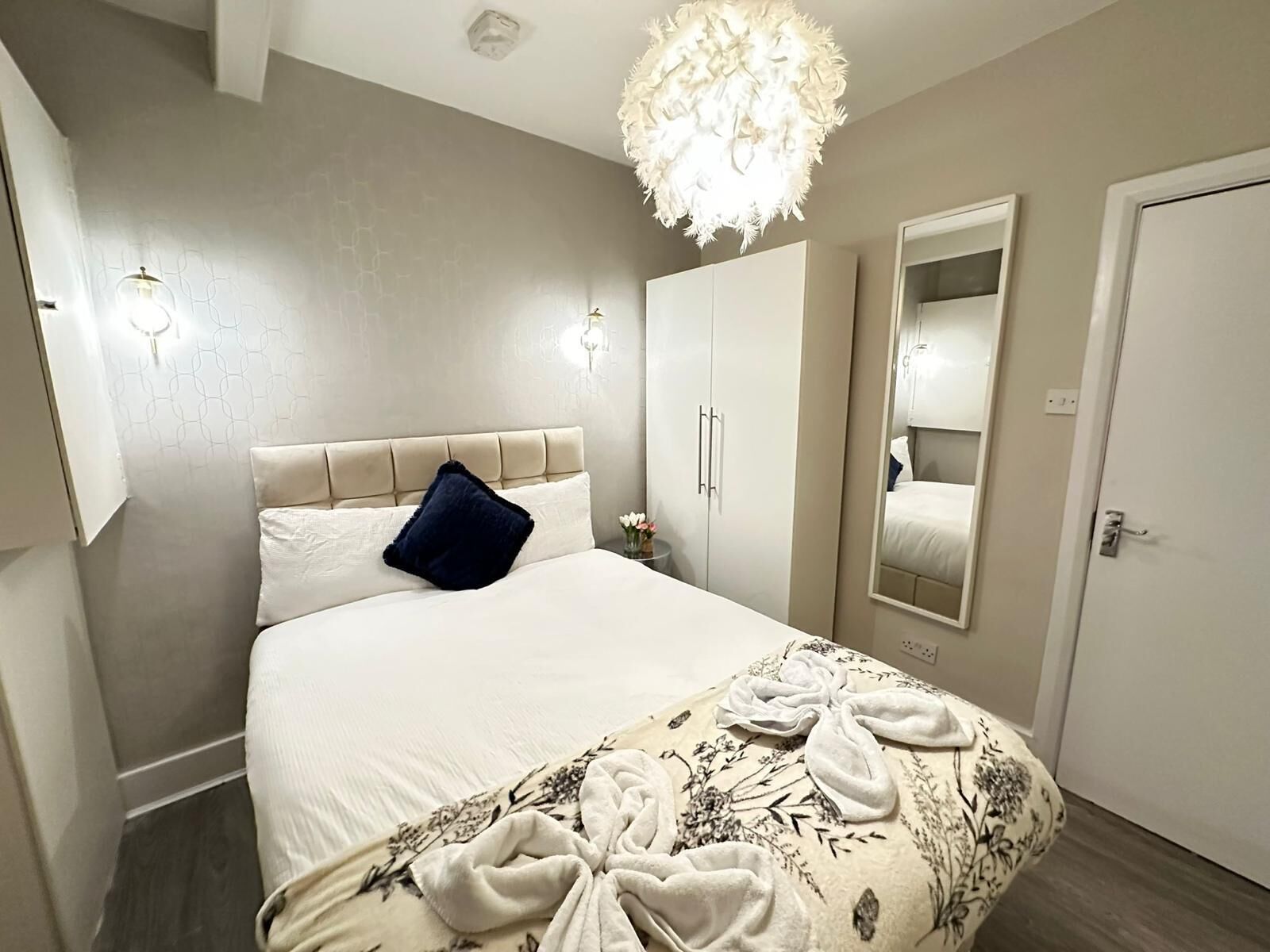 3 bedrooms, iron/ironing board, WiFi (free), bed sheets