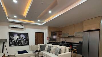 Departamento económico, balcón, vista a la ciudad | Área de sala de estar