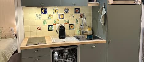 Wasserkocher mit Kaffee-/Teezubehör, Kühlschrank, Mikrowelle, Ofen