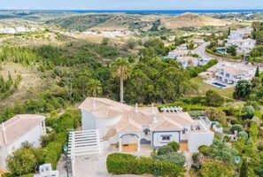 A residential area with houses surrounded by greenery and hills. - 3-bedroom Villa with Private Pool & Panoramic views - Santo António Golf Resort (Faro District)