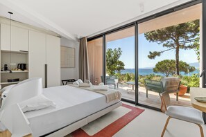 In-room safe, WiFi (free), bed sheets