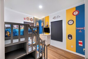 A child's bedroom with bunk beds, a desk, and a TV. - THEMED 4 BR Coral Cay GEM w/Lake view-10 min to Disney-Free BBQ-Free resort (Kissimmee)