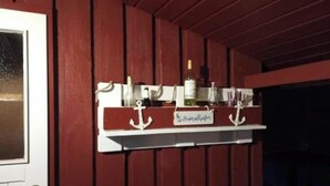 A wooden shelf with bottles and a sign reading 'Heimathafen'. - Urlaub in der Natur-doppelbungalow mit Terrasse im Ferienpark Mirow (Mirow)