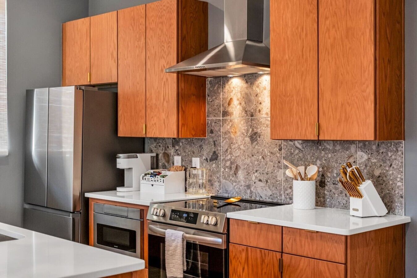 Coffee/tea maker, fridge, microwave, oven