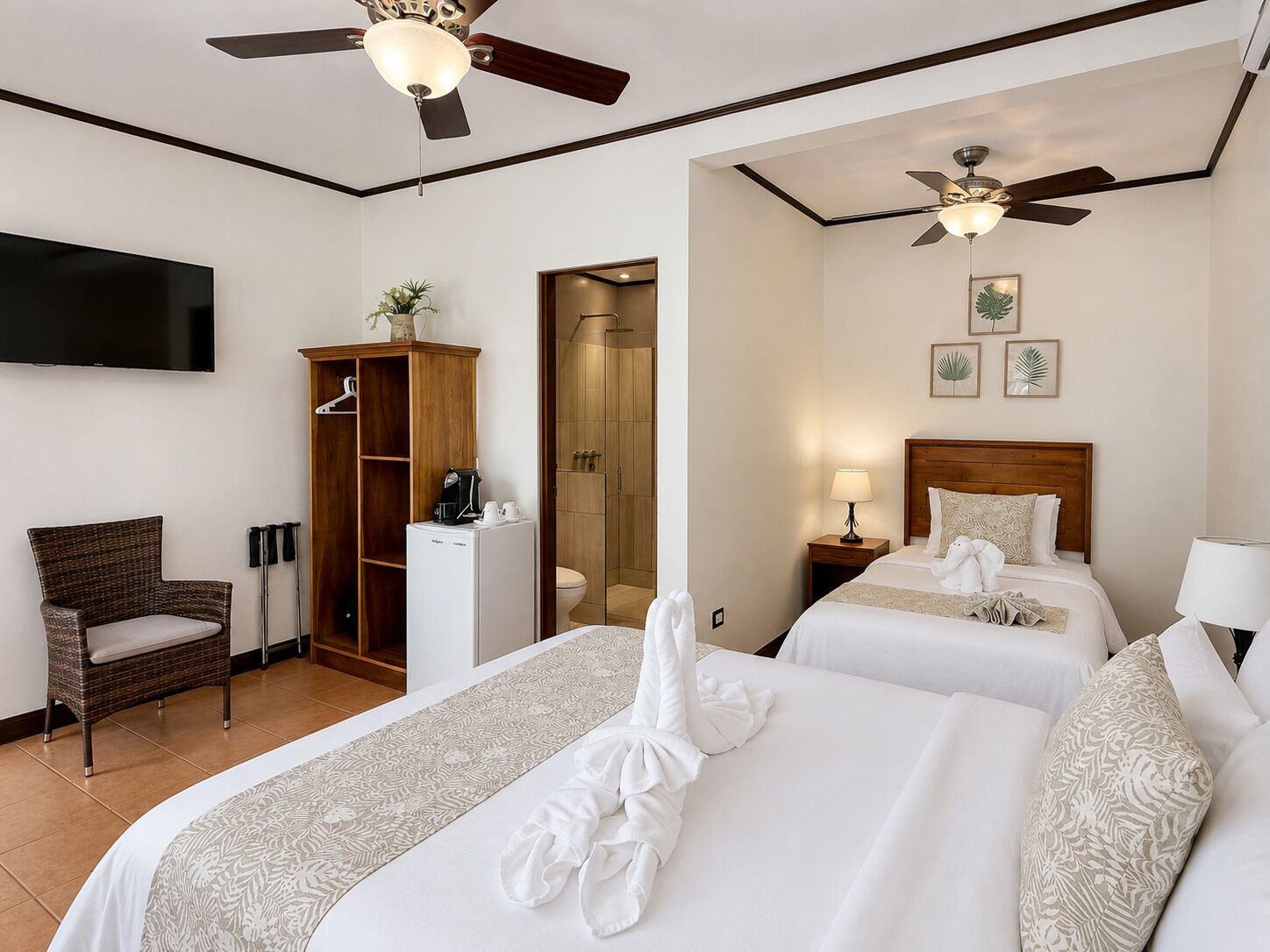 Quarto triplo superior | Roupas de cama premium, cofres nos quartos, Wi-Fi de cortesia