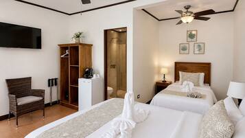 Quarto triplo superior | Roupas de cama premium, cofres nos quartos, Wi-Fi de cortesia