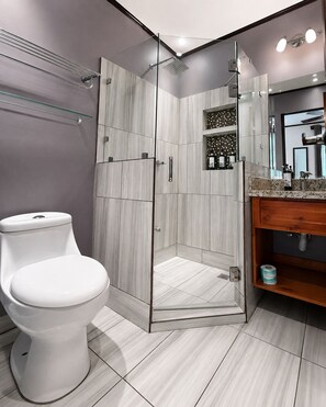 Superior Double Room | Bathroom | Shower, hair dryer, towels, soap - Hotel Espadilla Gardens  (Quepos)