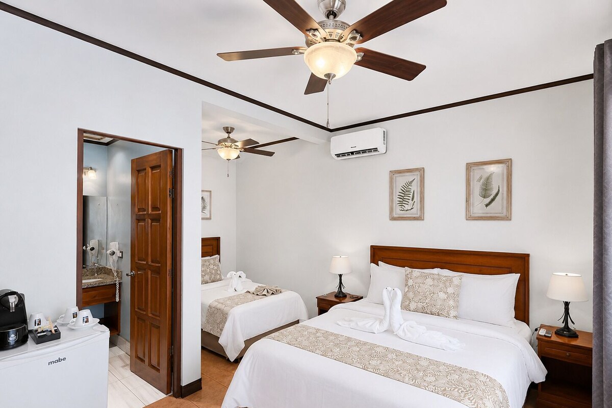 Habitación triple superior | Ropa de cama de alta calidad y caja de seguridad en la habitación