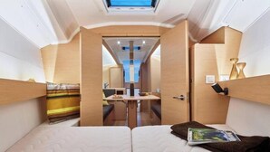 Ein kompaktes Wohnmobil-Interieur mit Küchenzeile, Essbereich und Schlafkoje.