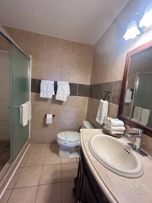 Phòng Suite dành cho gia đình, 1 phòng ngủ, bếp | Phòng tắm | Khăn tắm