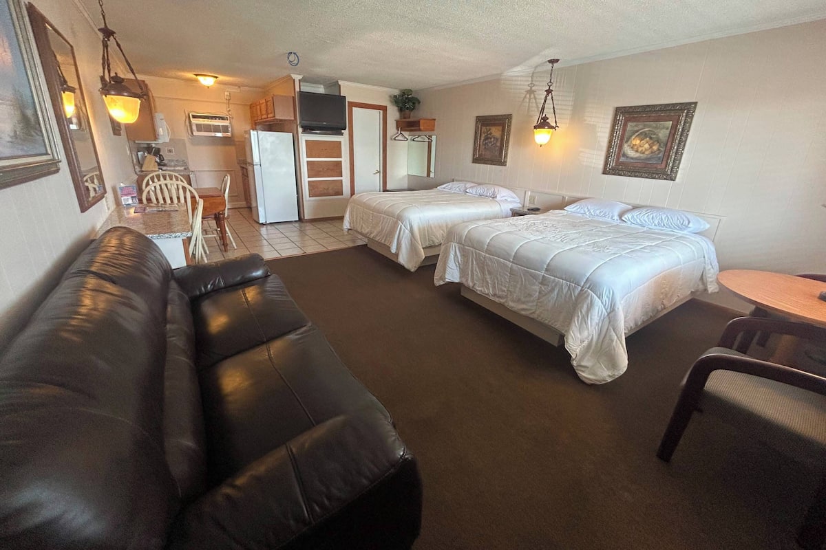 Signature Studio, Kitchen, Pool View