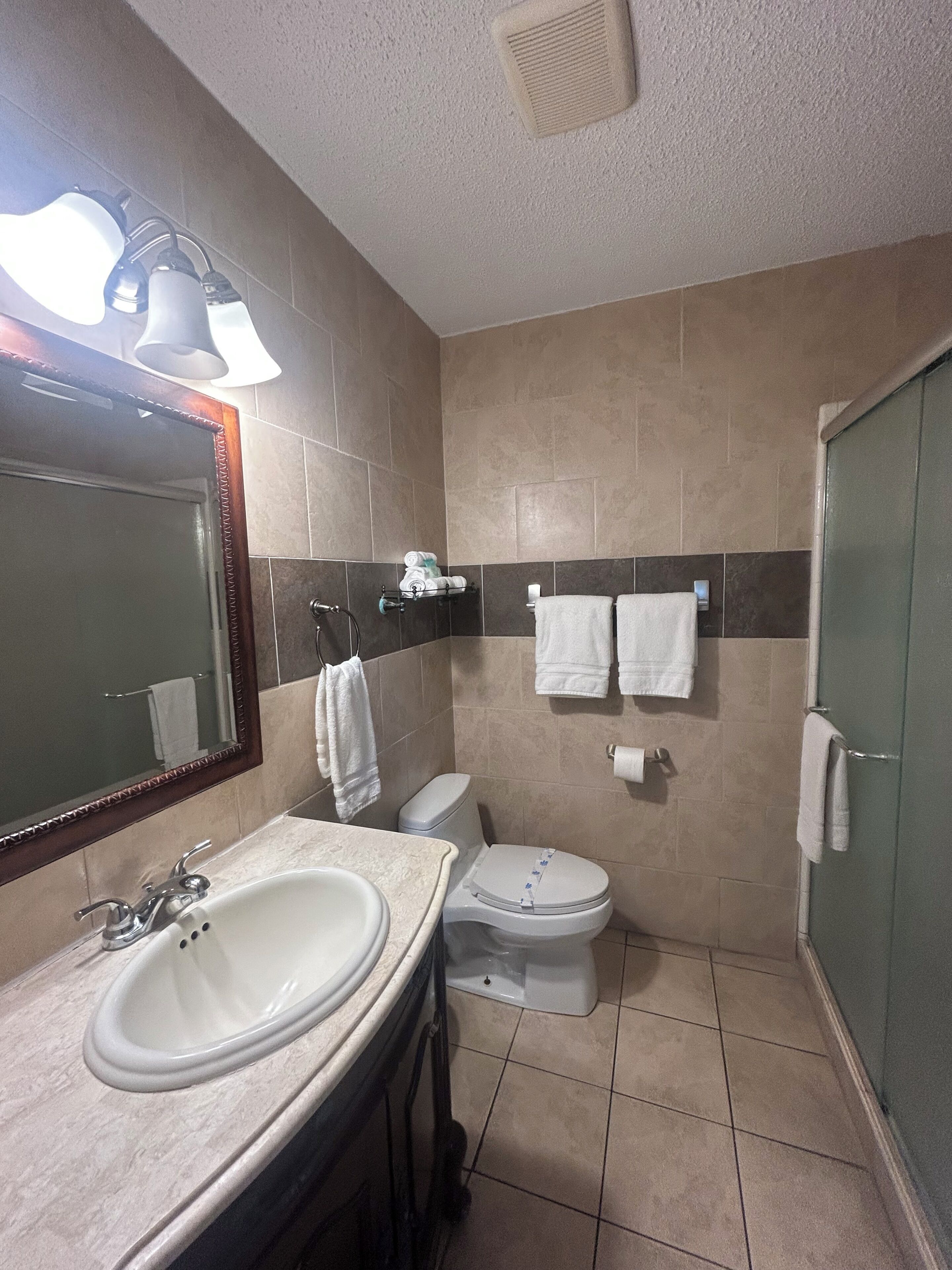 Suite – deluxe, terrasse, bassengutsikt | Bad | Toalettartikler (inkludert)