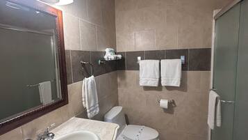 Suite – deluxe, terrasse, bassengutsikt | Bad | Toalettartikler (inkludert)