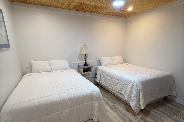 Deluxe Suite, 1 Bedroom, Patio, Pool View | WiFi (free), bed sheets