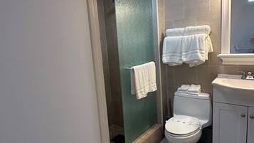 Deluxe Suite, 1 Bedroom, Patio, Pool View | Bathroom | Towels