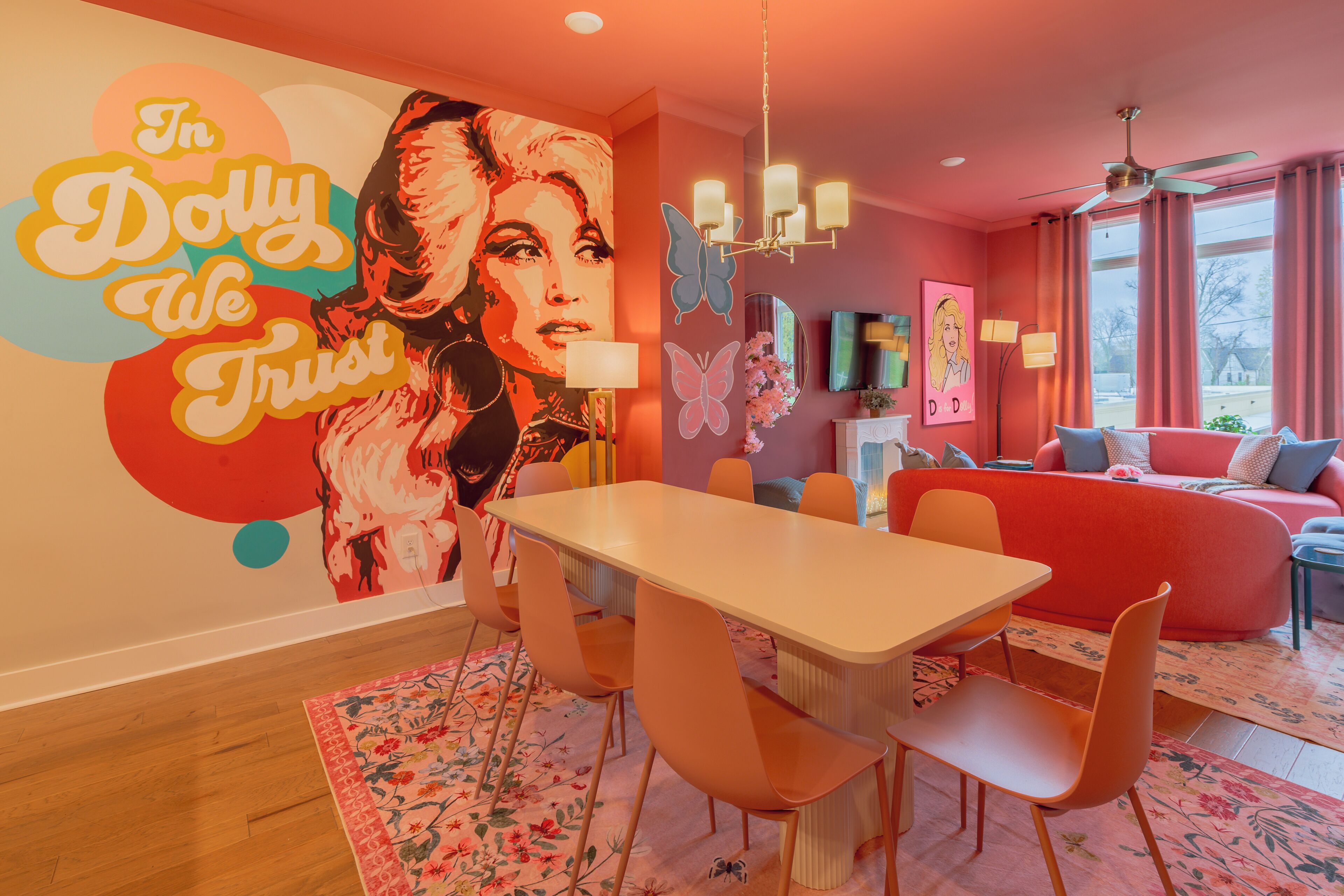 Un espace repas comprenant une longue table, des chaises et une fresque murale.