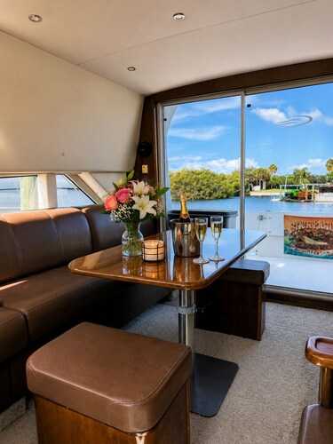 AJ‘s Yacht of Fun
Two bedroom luxury 35 foot Yacht