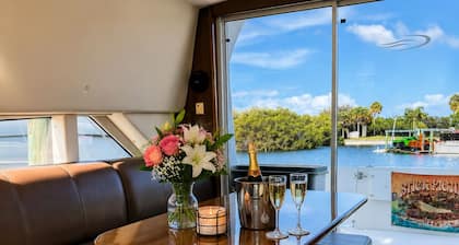 AJ‘s Yacht of Fun
Two bedroom luxury 35 foot Yacht