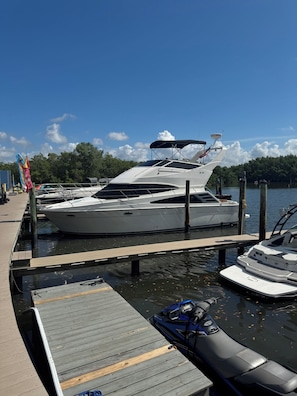 A marina with a white yacht docked at a wooden pier, a smaller boat, and a jet ski. - AJ‘s Yacht of Fun
Two bedroom luxury 35 foot Yacht (Clearwater)