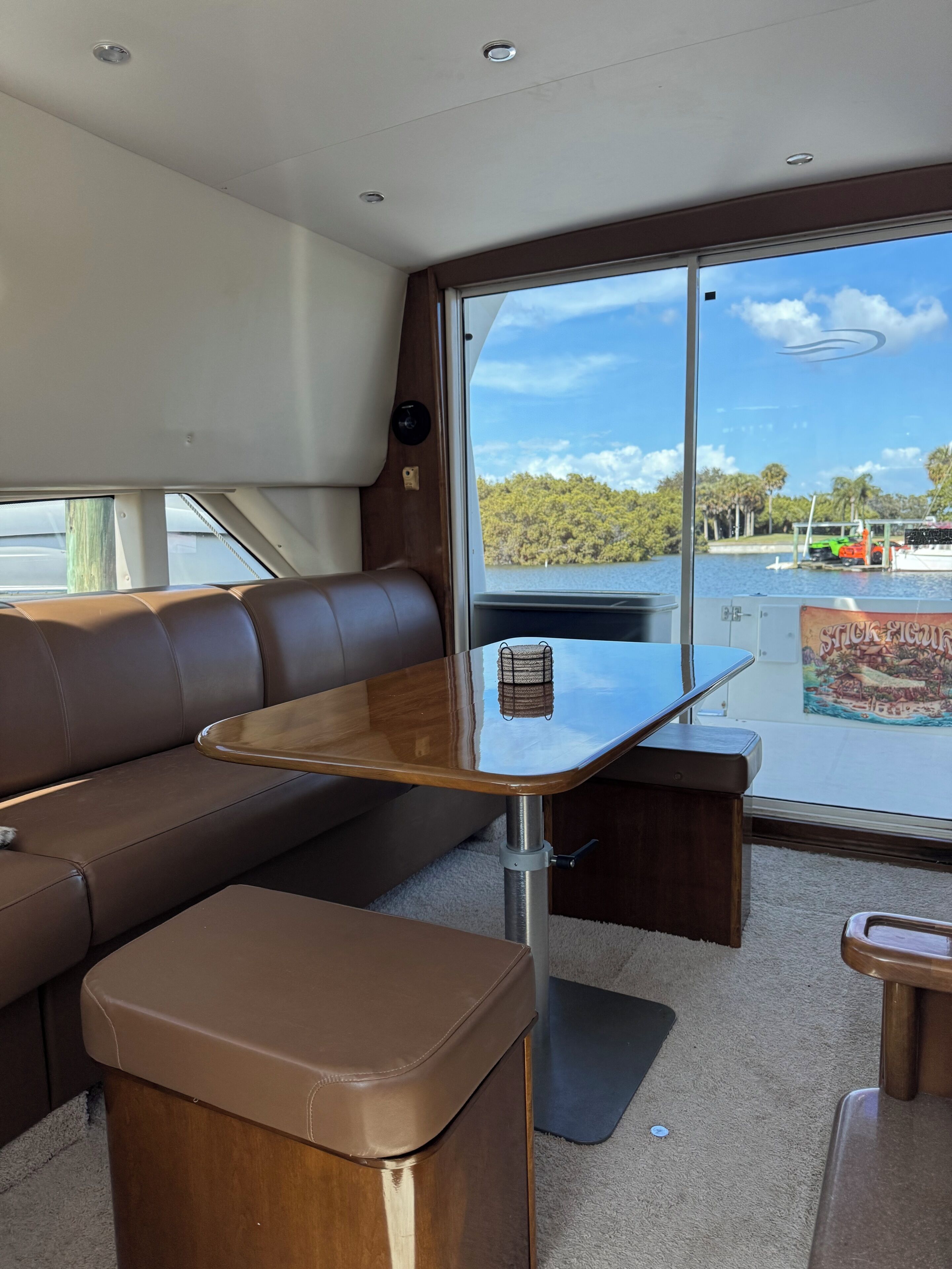 Ein modernes Interieur mit einer Ledersofa, einem Holztisch und Blick auf einen See.