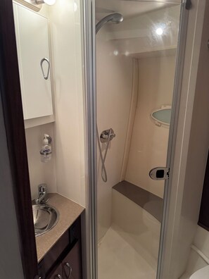 Shower, hair dryer, towels, soap - AJ‘s Yacht of Fun
Two bedroom luxury 35 foot Yacht (Clearwater)