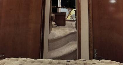 AJ‘s Yacht of Fun
Two bedroom luxury 35 foot Yacht