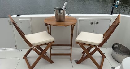 AJ‘s Yacht of Fun
Two bedroom luxury 35 foot Yacht