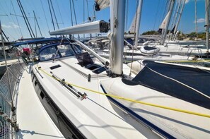 Ein Yachthafen mit mehreren dort liegenden Segelbooten.