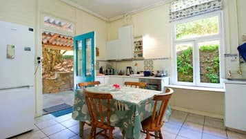 Classic House, 4 Bedrooms, Sea View | Private kitchen