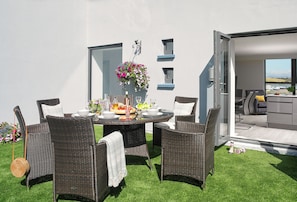 Luxury 2 Bed Penthouse. Balcony and Sea View | Outdoor dining - Asgard Apartments (Westport)