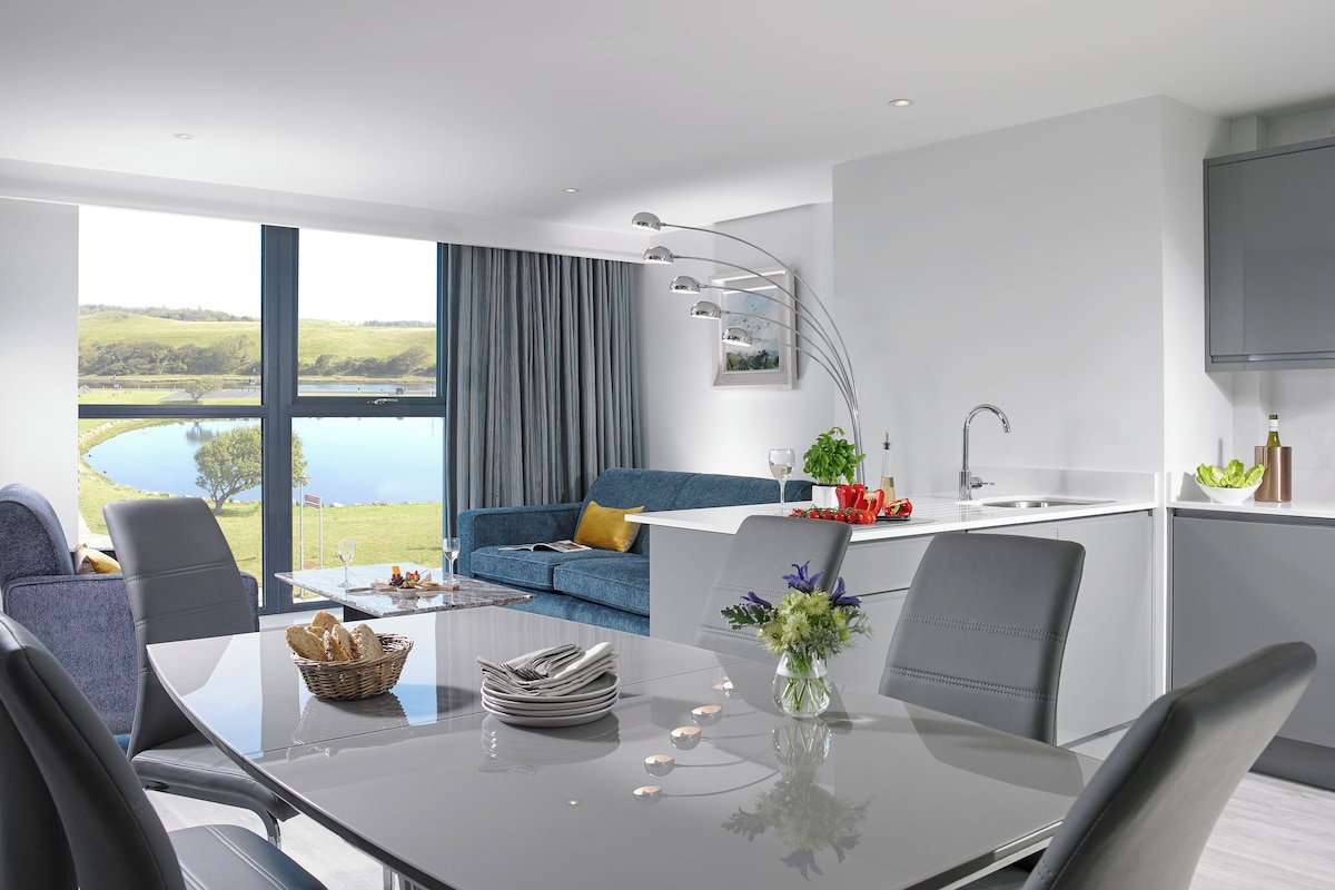 Luxury 2 Bed Penthouse. Balcony and Sea View | Dining