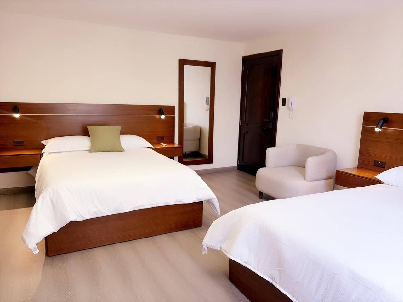 Comfort-Dreibettzimmer | Schreibtisch, laptopgeeigneter Arbeitsplatz, kostenloses WLAN