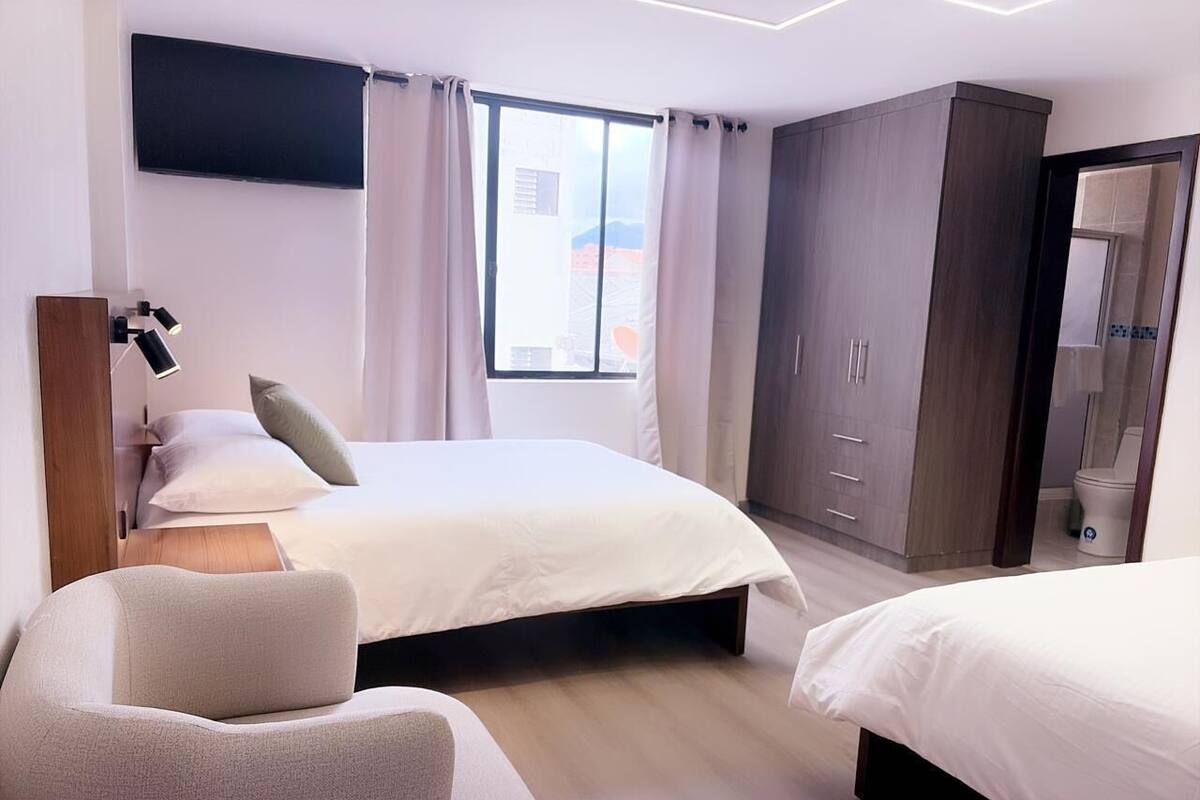 Comfort fyrbäddsrum | Skrivbord, arbetsyta för laptop och gratis wi-fi