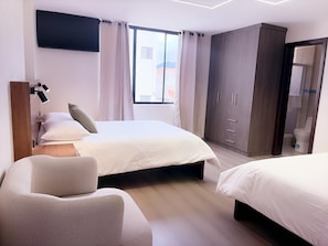 Comfort-Vierbettzimmer | Schreibtisch, laptopgeeigneter Arbeitsplatz, kostenloses WLAN