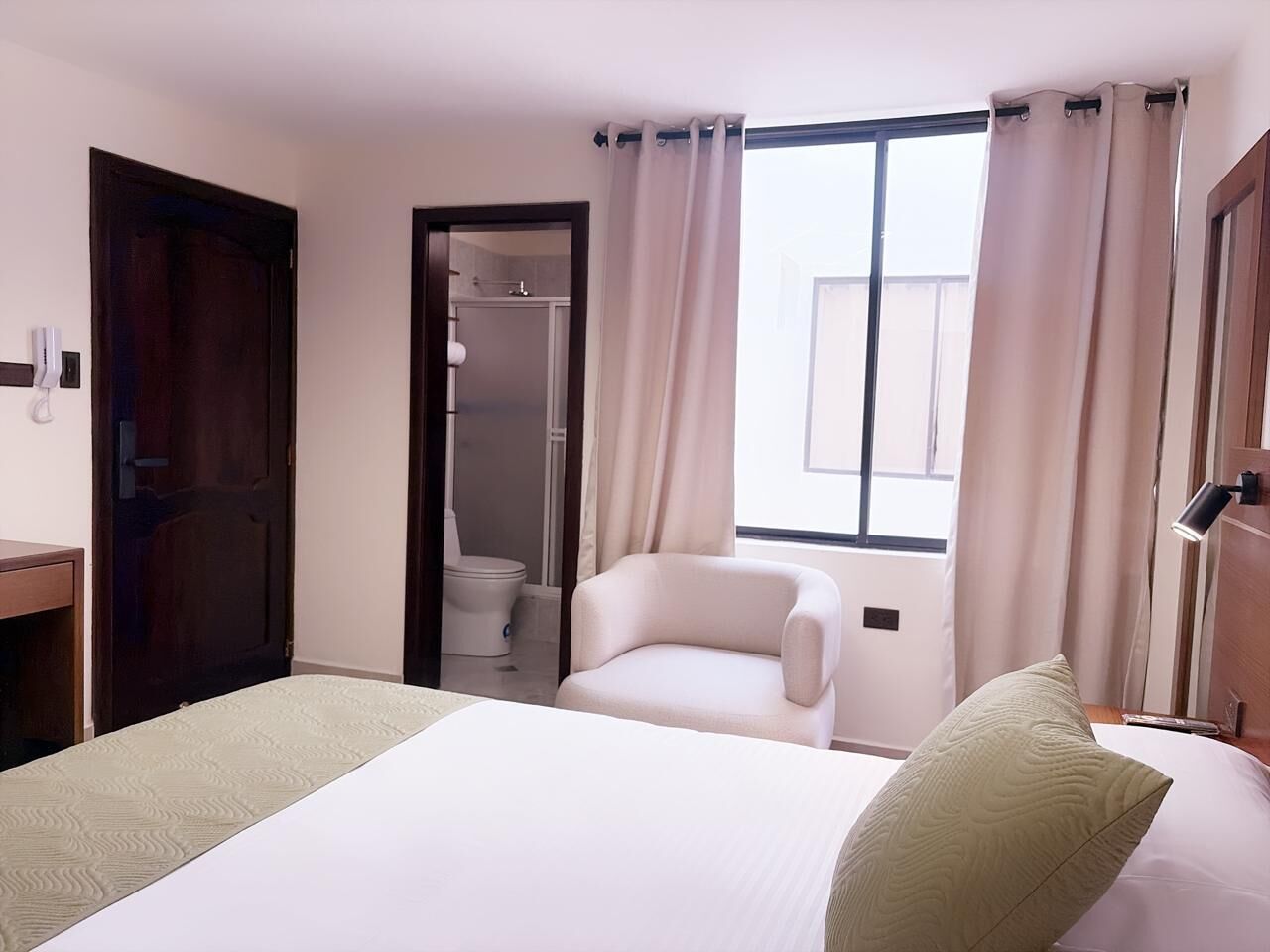 Comfort-Doppelzimmer, Blick auf den Innenhof | Schreibtisch, laptopgeeigneter Arbeitsplatz, kostenloses WLAN
