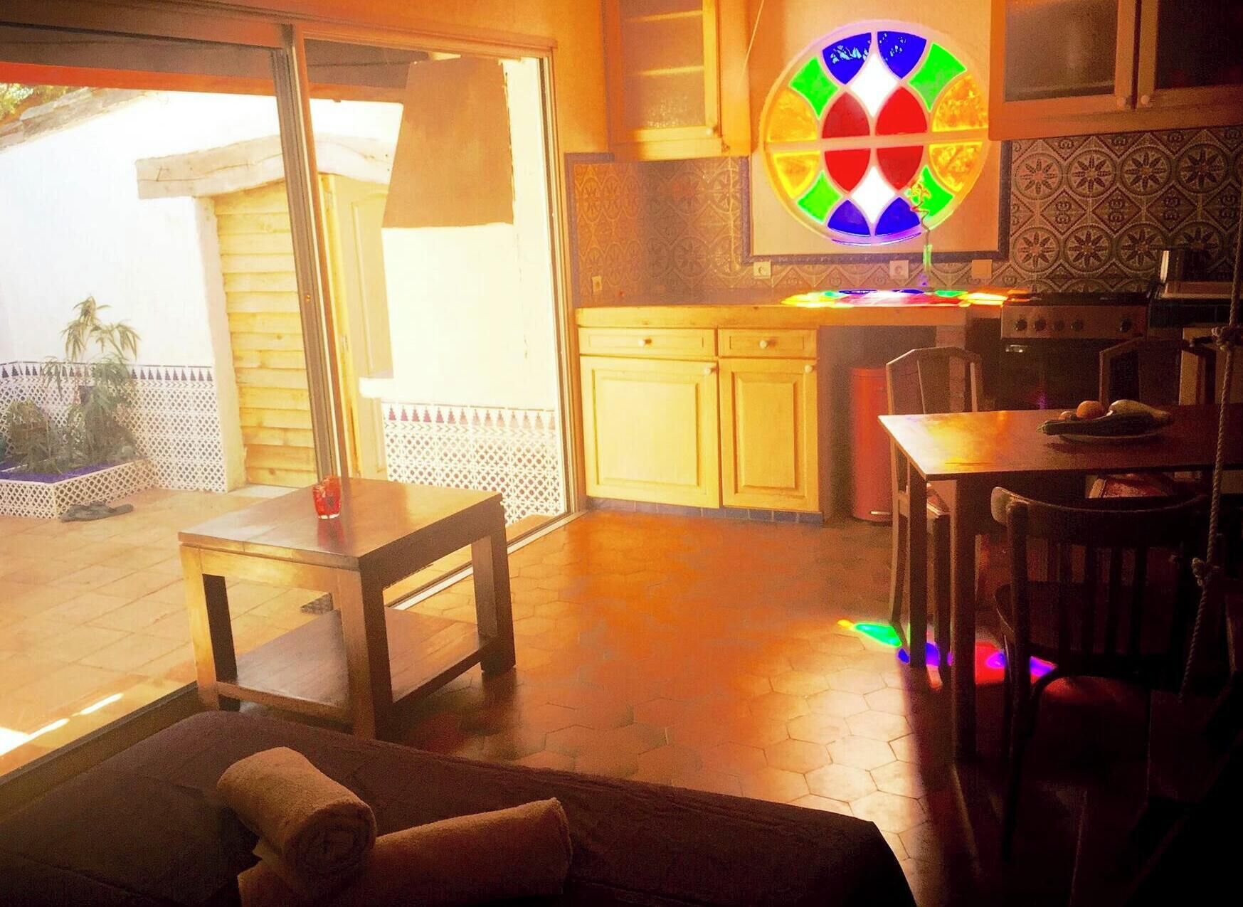 Una cocina con comedor, un ventanal y vistas al exterior.