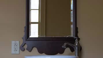 Habitación doble | Baño | Secador de pelo, toallas, jabón y champú