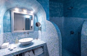 Shower, towels, soap, shampoo - Lioren Suite, Divine Sea Views, Santorini (Santorini)