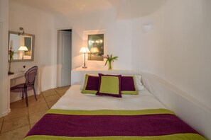 In-room safe, travel cot, free WiFi - Lioren Suite, Divine Sea Views, Santorini (Santorini)