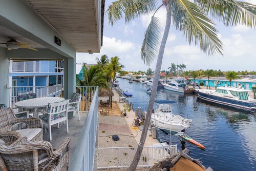 CHARMING KCB CANAL FRONT 3 BEDROOM DUPLEX WITH CABANA CLUB - POOL & BEACH ACCESS