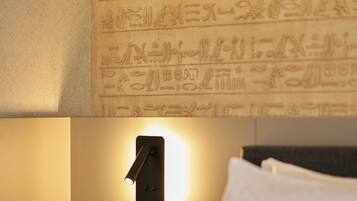 Ein Hotelzimmer mit einem Bett, einer Wandleuchte und einem Wandmuster.