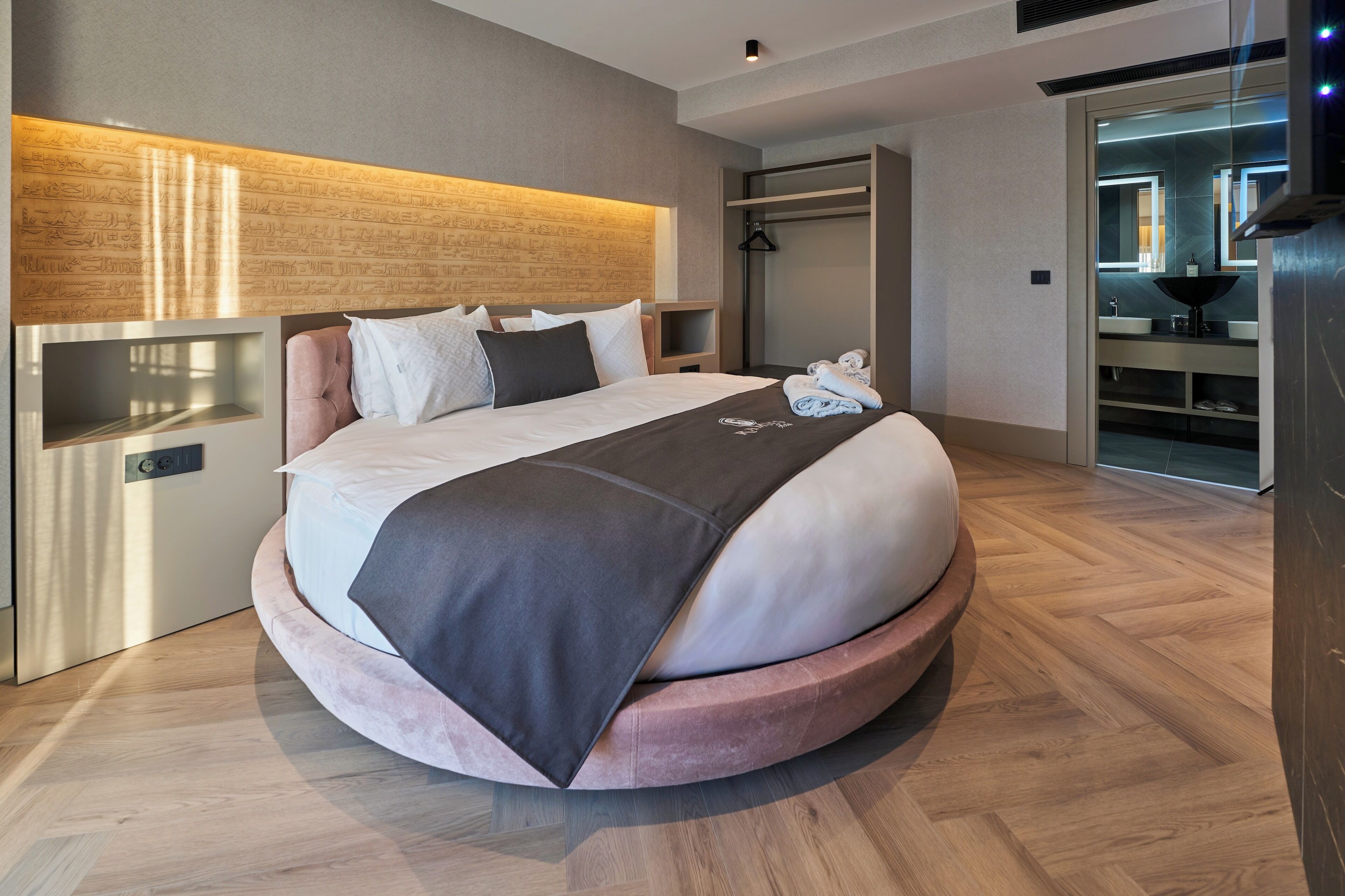 Luxury Suite | Katil Select Comfort, bar mini, peti besi dalam bilik 