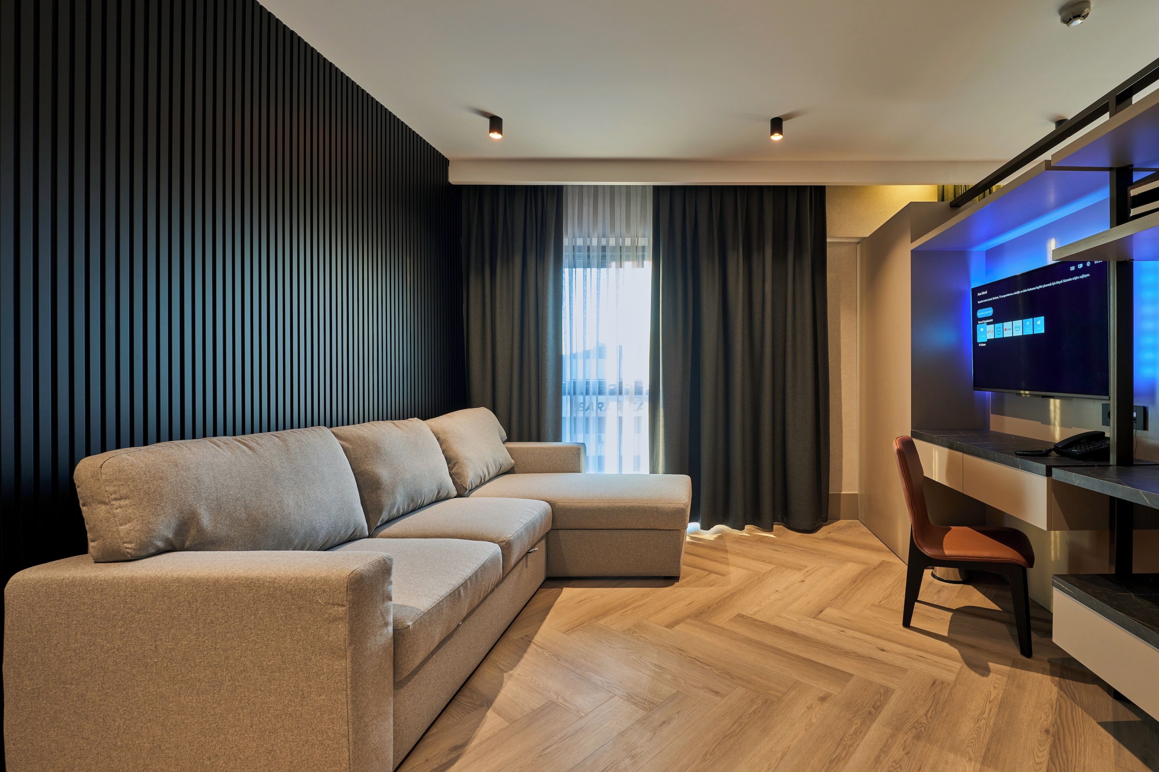 Luxury Suite | Katil Select Comfort, bar mini, peti besi dalam bilik 