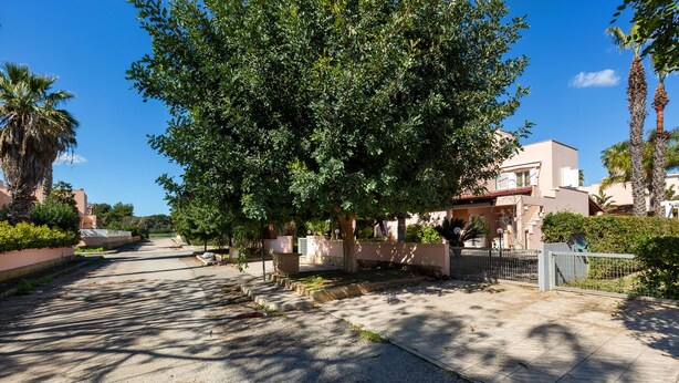 A residential street with houses, trees, and a clear sky. - Villa Micelli by BarbarHouse (Campomarino)