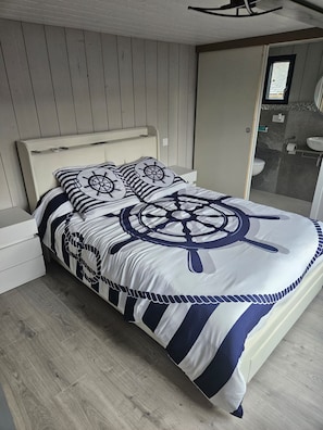 1 bedroom, bed sheets